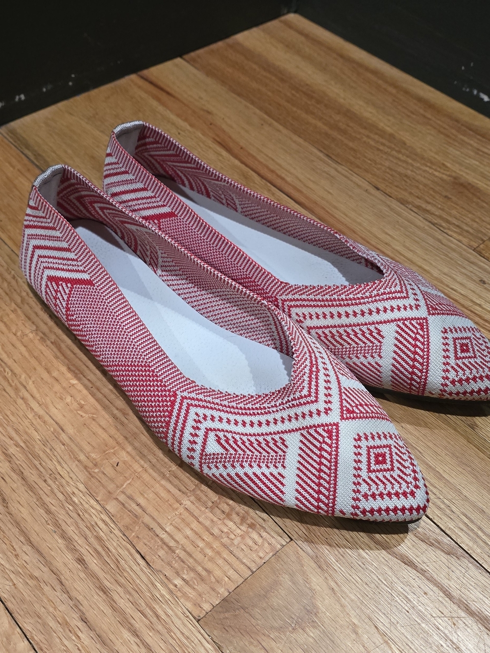 Women’s Red and White Patterned Pointed Toe Flats